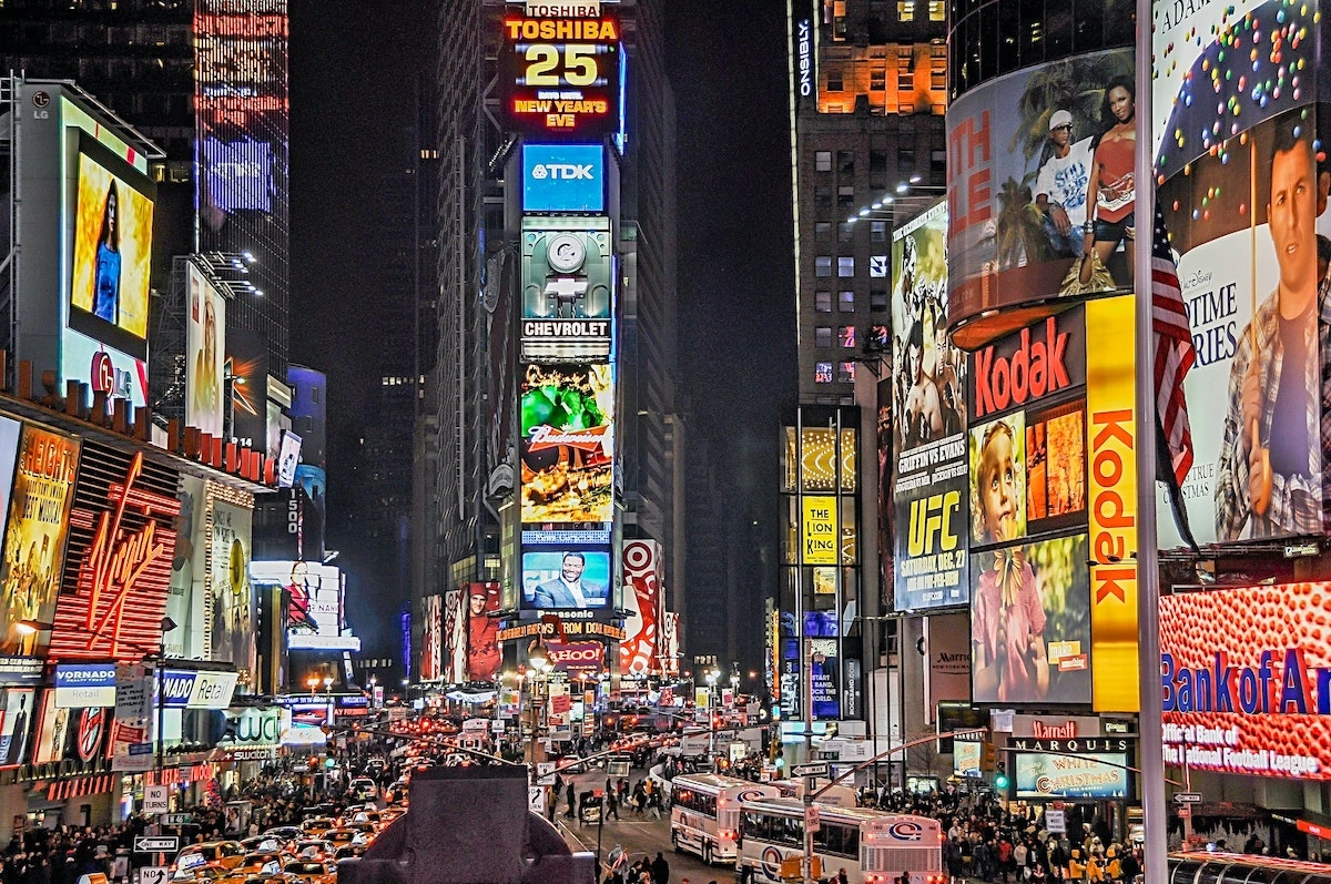 NYC OOH Advertising Strategies: Reach Customers Offline in 2025
